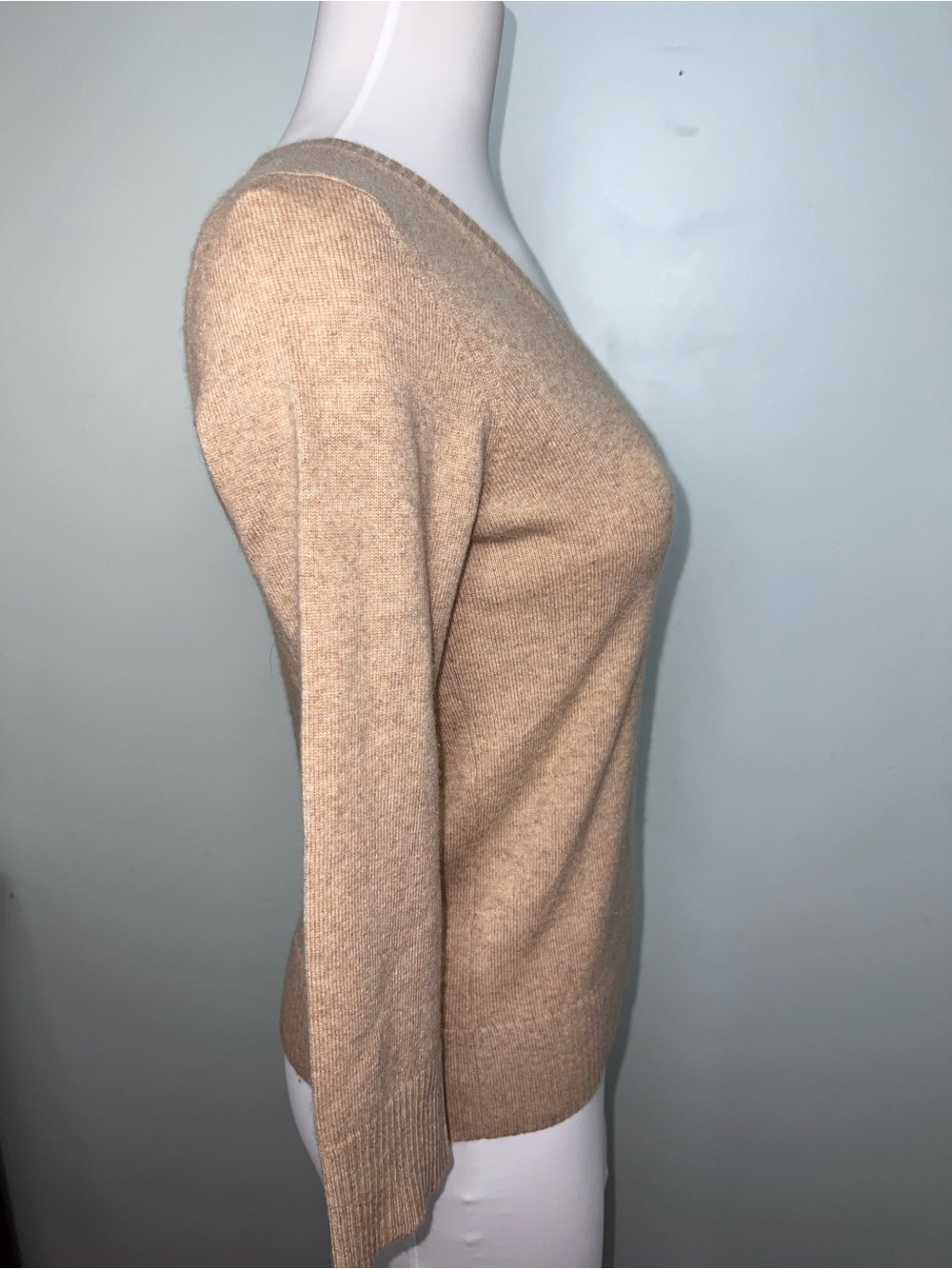 Henri Bendel 100% Cashmere Sweater Medium Camel Beige V Neck Luxury Knit - Picture 2 of 8